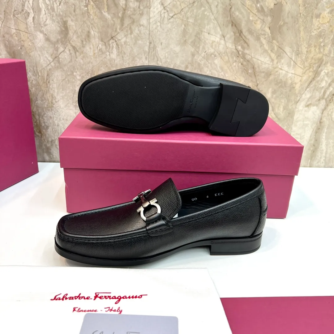 Original quality P780 Brand: Ferragamo Standard size: Men's size 39–44 (38.45 can be customized) Grade: Same style as the official website High-quality men's shoes Material: Customized first-layer calfskin with water-dyed cowhide lining Cowhide tiptoe Original non-slip and wear-resistant rubber outsole Style category: Men's formal business leather shoes are young and fashionable European and American trends British style Casual matching and comfortable feet Color: actual picture